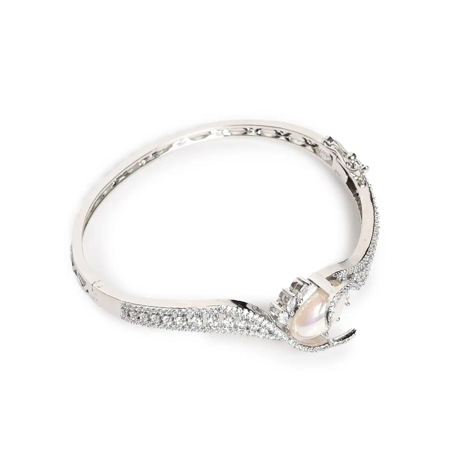 Chic Pearl Cuff