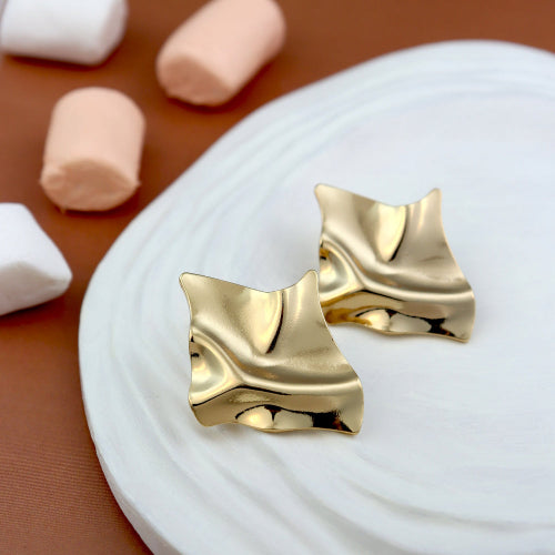 Trendy abstract gold-plated stud earrings with a unique wavy design, perfect for a bold and modern statement look. Lightweight, anti-tarnish, and crafted from high-quality brass for durability. Ideal for parties, formal events, and everyday elegance. Unique Keywords: Sculptural Earrings, Avant-Garde Jewelry.